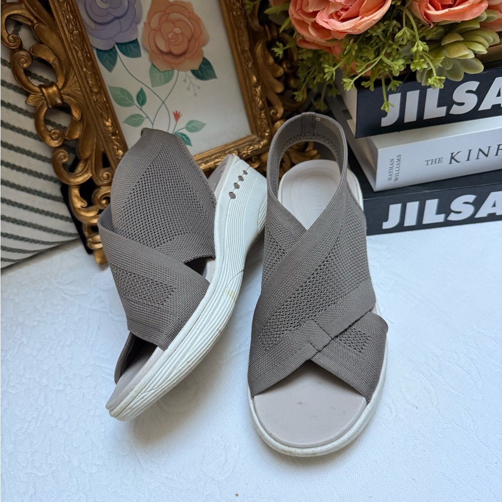 Easy Spirit Women's Sandals in Taupe and White